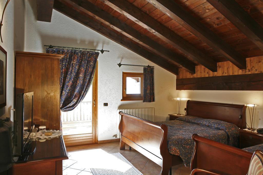 Les Combes Hotel La Salle Exterior photo