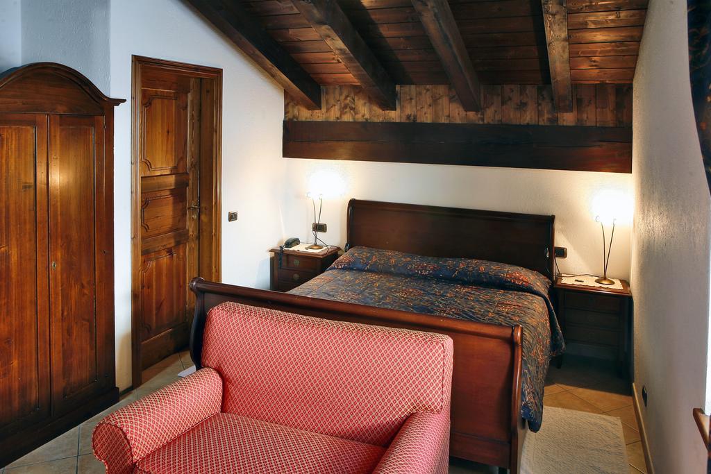 Les Combes Hotel La Salle Room photo